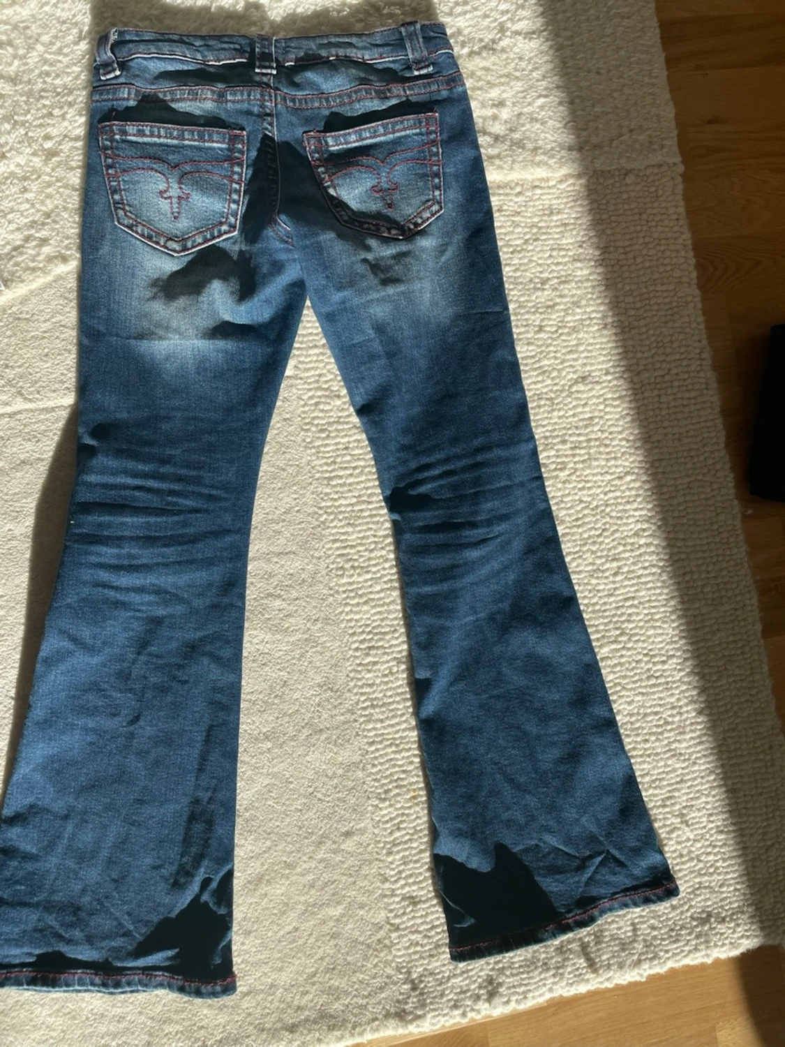 Blå bootcut jeans med broderad ficka - 2