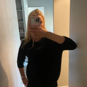 Svart stickad tröja med trekvartsärm - Mjuk och fluffig svart stickad tröja med rund hals skriv för fler bilder. Alpacka material