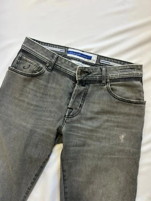 Jacob Cohën - Tja! Säljer dessa feta gråa Jacob Cohëns i storlek 31. Men skulle säga att dem är väldigt stora i storleken och kan passa storlek 32-33. Modellen är Nick slim.  Ny pris: 6000kr Säljs för: 899kr Hör gärna av er vid intresse! 