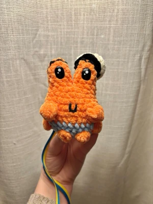 Studenthänge Mr Krabs - Virkad av mig, föreställer Mr Krabs från Svampbob 🍄 