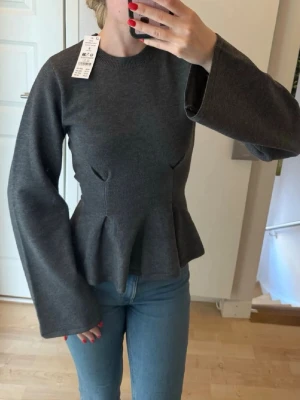 Topp Gina  - Helt ny stickad topp från Gina med prislapp som framhäver midjan med fina detaljer, i strl s men passar även xs, nypris 400:-🩷