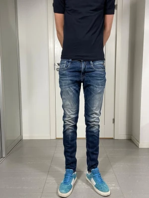 Replay Anbass Jeans - Säljer nu dessa Replay Anbass jeans, W28 o L32, skriv för fler bilder/frågor🙌🏼