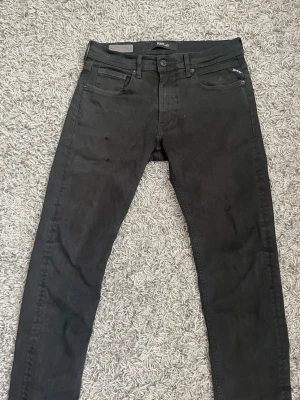Replay - Svarta replay jeans i storlek 32/31 för endast 199kr. Bra skick men man kan se att dom är använda, hör av er för frågor och annat.