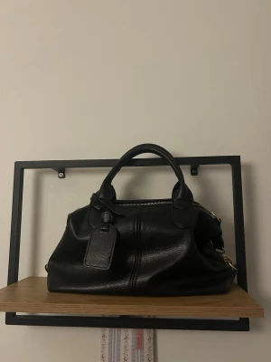 Väska - Säljer nu min fina everyday-bag, då jag inte använder den längre. Normal slitage finns på band, något som syns mindre. Även en defekt på kroken av dragskedjan, kedjan fungerar dock perfekt ( man kan komplettera med en krok  ). 