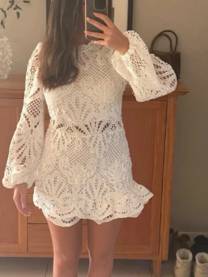 Vit klänning - Vet inte vad märket är, köpt på Vinted. Står inte heller vad för storlek det är men passar mig som brukar ha s,m,38. Perfekt nu till studenten!! OBS inte mina bilder. Skriv om ni vill ha egna bilder💕 pris kan diskuteras