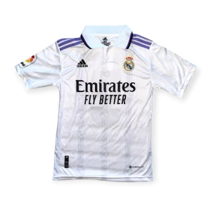 Real madrid tröja, benzema#9, Strl L - Helt ny, högkvalitativ replika   Storlek: L Pris: 299 kr Leverans: Skickas inom 24 timmar Observera: Begränsat antal i lager – först till kvarn gäller  