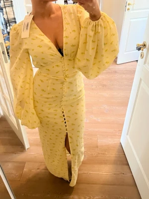 adoore klänning - superfin adoore klänning helt ny med alla prislappar, säljer då den var för liten 🌸