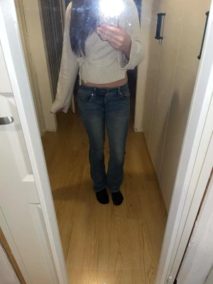 Blå bootcut jeans  - Blåa jeans från American eagle, köpt i secondhand butik i Thailand. Står ingen Storlek. De är highwaisted. Men jag är 165cm. Skriv om du har frågor.