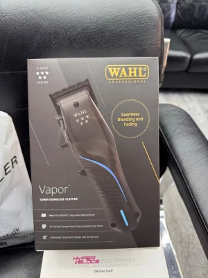 Wahl Vapor hårtrimmer - Wahl Vapor hårtrimmer från 5-Star Series, svart med blå detalj och ergonomiskt grepp. Kan användas både med och utan sladd. Perfekt för sömlös blending och fading, med justerbar bladbrygga och precisionsskär. Levereras i originalförpackning. HELT NY Oanvänd 