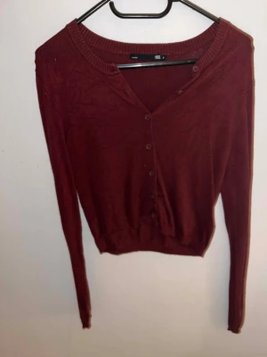 Vinröd tröja från lager 157 - En vinröd tröja med knappar, strl S. Har inte använt så mycket. Skriv om du har frågor. 
