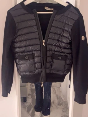 Svart cardiganjacka från Moncler - Säljer den här Moncler cardigan, använd ett par gånger men ändå i bra skick. Anledningen till att jag säljer denna är att den blev lite liten för mig.💗
