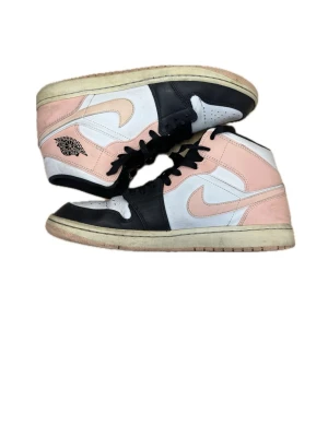 Jordan 1 Svart/Rosa i storlek 44 (Nypris: 1199 kr) - Sprzedam parę Jordanów 1 w rozmiarze 44 (unisex). Buty są używane i noszą wyraźne ślady użytkowania oraz przebarwienia, głównie na podeszwie i wokół krawędzi (patrz zdjęcia). Podeszwa zewnętrzna i skóra są również lekko przetarte.                                                       Säljer ett par Jordan 1 i storlek 44 (unisex).Skorna är använda och har tydligt slitage samt viss missfärgning, främst på sulan och runt kanterna (se bilder). En del nötning finns också på yttersulan och lädret.