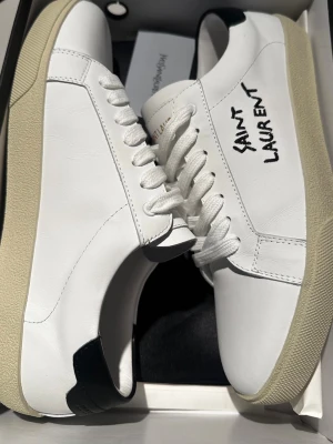 Saint Laurent optic white skor - Stilrena vita optic white sneakers från Saint Laurent. Skorna är helt nya, endast provade och är perfekta inför sommaren. klassisk låg profil med en clean look som passar till det mesta. 