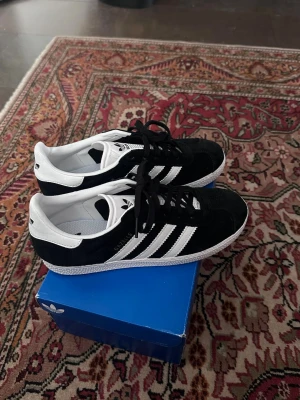 Adidas Gazelle  - Helt nya adidas Gazelle skor i svart vit! Använda bara en gång! Kartong kommer med. 