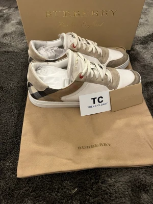 Burberry skor - Populära burberry skor i storlek 43, tecken på användning finns men fortfarande snygga. Endast skorna medföljer, nypris 5000kr mitt pris endast 1399kr. Hör gärna av er vid frågor, svarar snabbt. Mvh Trend closet😊🙌