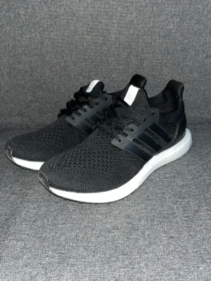 Adidas Ultra Boost svarta sneakers - Svarta Adidas Ultra Boost sneakers nya ock oanvända