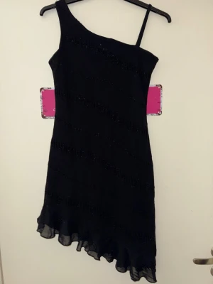 Finare klänning med lite glitter - Vet inte vad det är för märke. Står att det är M/L men skulle säga mer S/M