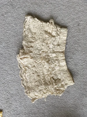 Trendiga spetsshorts - Säljer ett par krämpors spetsshorts från Spanien. Har ett form av satin material längst kroppen och är ett bra plagg till utomlands eller till stranden m.m. 