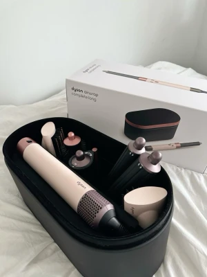 Dyson Airwrap Multistyle + Dryer - Säljer min superfina dyson som är en hårfön samt stylilingverktyg! Den är till salu eftersom jag köpte den till min tjej i julklapp men hon fick redan en. Den är helt ny och oanvänd, plus förpackning kvar som på bilderna, skriv för fler frågor😁