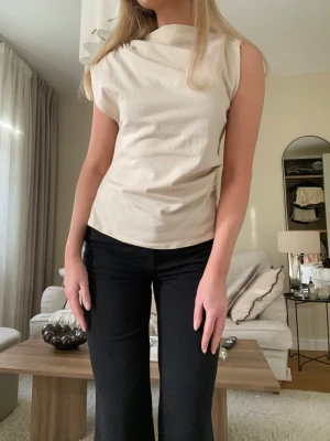 Superfin topp med detaljer  - Säljer denna superfina toppen med detaljer på sidan från Zara🤍