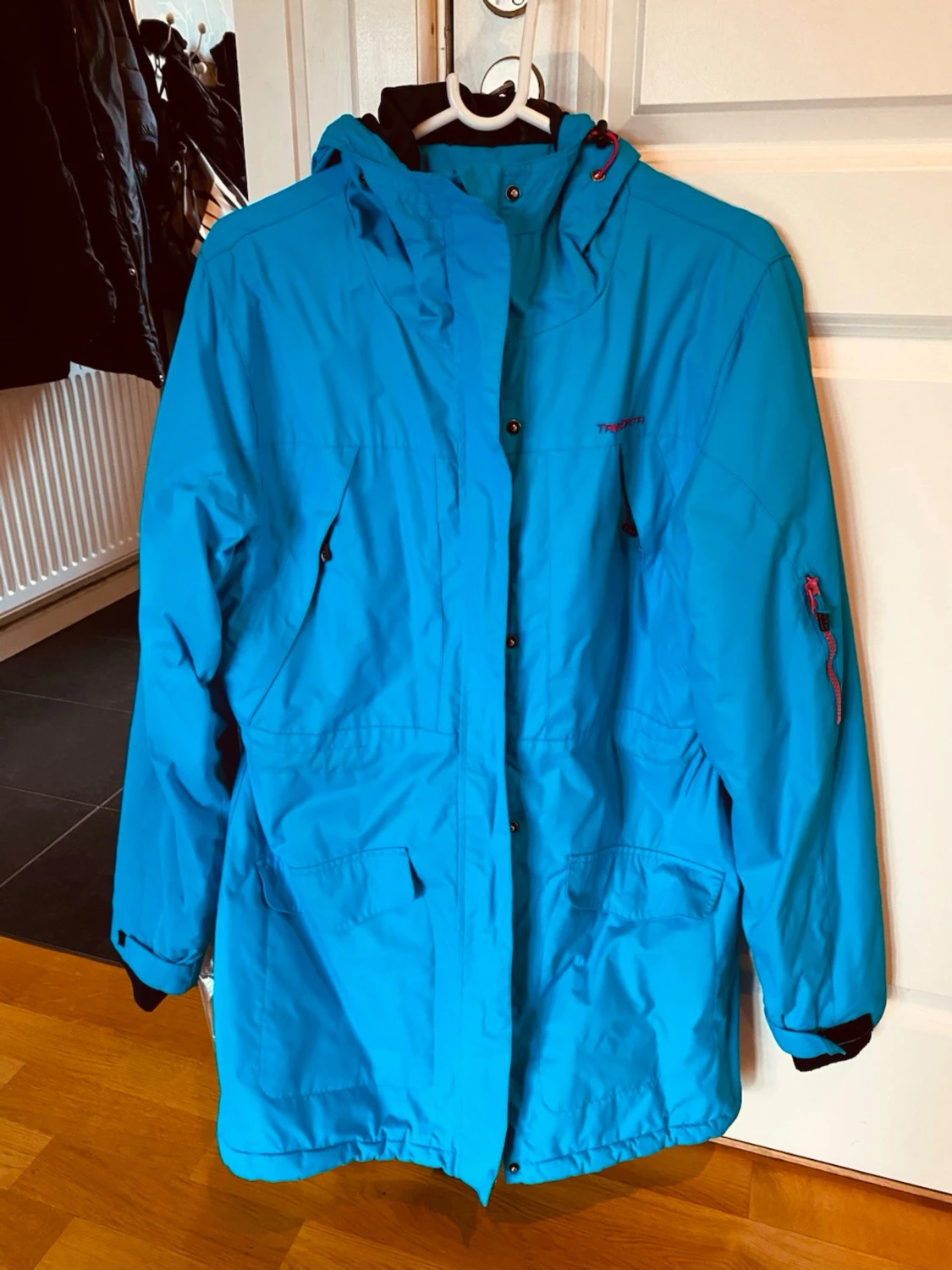 Blå vindjacka från Tenson med huva