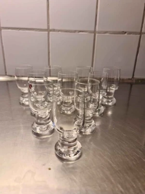 Iittala "Joiku" 10 st snapsglas/likörglas - Hej! ✨ Jag säljer mina 10 stycken, EJ skadade glas av Iittala.  Höjd: 8 cm Volym: 5 cl  ◆ Designer: Tapio Wirkkala ◆ Serien var i produktion 1973-1991
