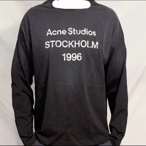 Acne studio stockholm - långärmad tröja från Acne Studios i bra skick. Stilren design, kvitto tillkommer och pris går att diskuteras