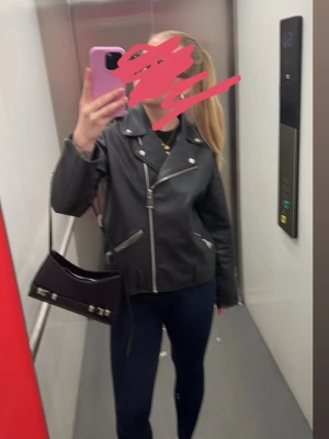 Svart skinnjacka - Skinnjacka från missguided i storlek 40, bra skick! Bältet medföljer även om det inte är med på bild