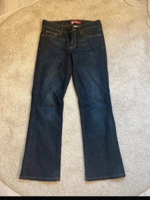 Mörkblåa jeans❤️ - Söta mörkblåa jeans, ser vintage ut men har verkligen ingen aning! Pris kan diskuteras, köpare står för frakt!
