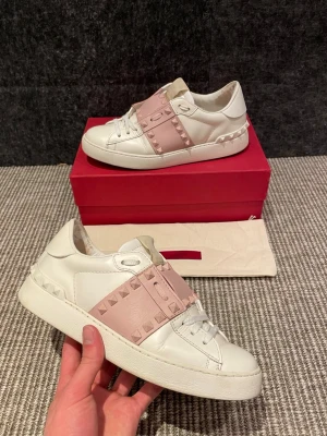 Valentino skor  - Hej! Säljer nu dessa svin snygga valentino skor. Skorna är fint skick! Begränsat antal boxar och dustbags. Hör av dig vid frågor. Size 38,5 passar 39
