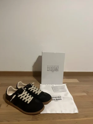 Svarta mason margelia - Svarta mason margelia i storlek 43. Helt nya med tillbehör och fraktas samma dag son köpet sker!