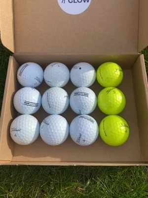 Titleist AVX 12-pack - Säljer ett set med tolv golfbollar från Titleist AVX, varav åtta är vita och fyra är gula. Perfekta för dig som vill ha både synliga och klassiska bollar till golfbanan. Levereras i kartong.