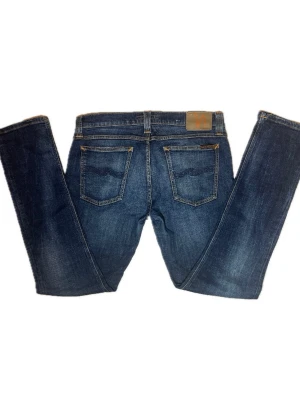 Nudie Jeans - Nudie jeans med en riktigt fet tvätt! Fint skick, inga tydliga defekter. Tight long john är namnet på modellen, modellen på bilden är ca 180, 70 kg. Storlek 33/32 men sitter mer som 31/32. Kontakta mig för fler frågor och funderingar!