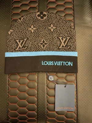 Fet mössa - Säljer en fet mössa med svart & blå färg. Varan är i nytt skick 