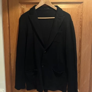 Svart merinokavaj från John Henric  - 100% merinoull. 