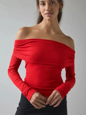 Ny! Kimchi Blue Foldover Off-shoulder Top - NY! Utan prislapp. Lily Ruched Foldover Off-The-Shoulder Knit Top (Kimchi Blue). Råkade dra bort lappen när jag testade den annars helt ny. Original pris: 350+