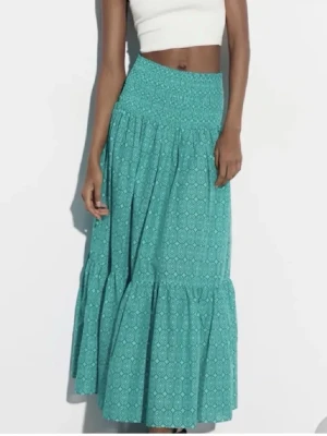 Långkjol - Grön Långkjol från Zara som är i bra skick. Säljs inte längre💕