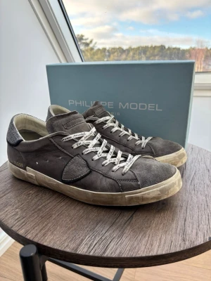 Philippe Model gråa sneakers - Ett par riktigt feta och snygga Philip modells i grå. Stl 45 | skick: 8,5. Inga stora tecken på andvänding bara där bak på sulan men inget man tänker på.allt ”smuts” som du ser är originellt alltså från faberik. Kommer med box🤩Sitter jättebra på foten och är riktigt sköna. Pris 1399 men inte hugget☺️😃