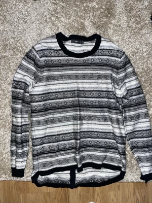 EMILIO TRÖJA - Stickad svart vit tröja