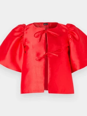 Röd blus med puffärm och knyt - Trendig röd blus i glansigt material med stora puffärmar och två dekorativa knyt framtill. Croppad modell som ger en cool siluett och passar perfekt till höga jeans eller kjol. (Tyvärr ingen bild där jag har den på)