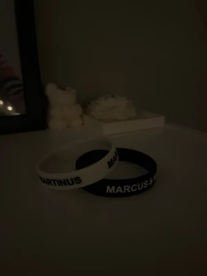 Marcus och Martinus armband  - Marcus & Martinus armband i svart och vit som endast såldes i merchståndet på konserten i Motala 2025 !