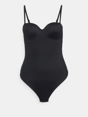 Svart body med tunna axelband - Snygg svart body med tunna, justerbara axelband och vadderade kupor. Bodyn har en enkel och stilren design med mjukt, stretchigt material som formar sig efter kroppen. Perfekt att styla under skjortor eller kavajer för en clean look.