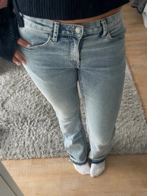 Low waist ljusblå bootcut jeans  - Säljer dessa superfina ljusblå bootcut low waist jeans från Kappahl i storlek xs/s💓Jag har sprättat upp de längst därav är de längre och passar mig som är 167cm! Använd ett fåtal gånger så har mycket bra skick☺️