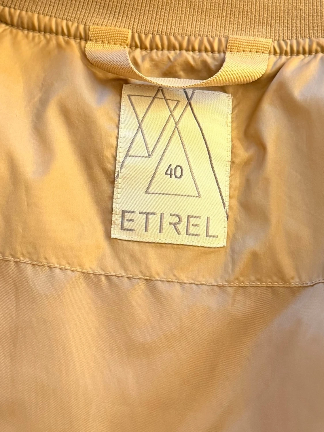 Beige dunjacka perfekt som vårjacka.  - 3