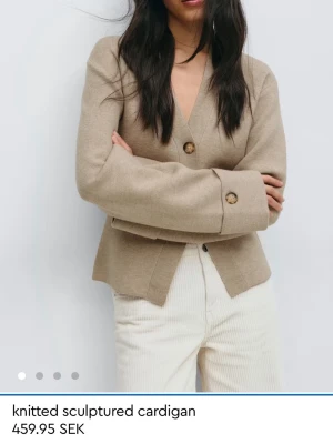 Stickad kofta - Stickad kofta ifrån Gina i strlk xs, använd 1/2 gånger och är som ny