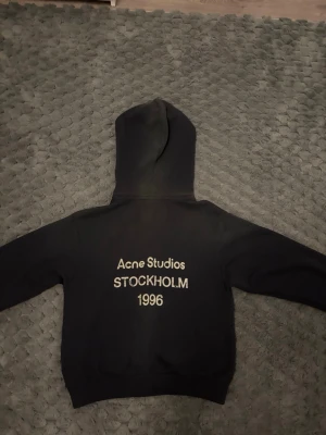 Acne Studios hoodie  - Skick: 8/10 | Storlek: XSS | Pris: 1700 | Inga defekter | Modellen på bilden är 170, 57kg | Passar perfekt för dig som är runt 165-170 cm lång! | Passar även XS | Givetvis äkta | Slitningarna på luvan är design | Kan gå ner i pris vid snabb affär! | Hör av er vid frågor eller minsta fundering 🙌