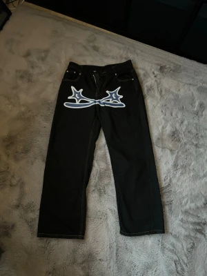 Y2K jeans - riktigt snygga jeans med tryck på. Står att det är storlek M men jag skulle säga att de är xs-s. tar byten