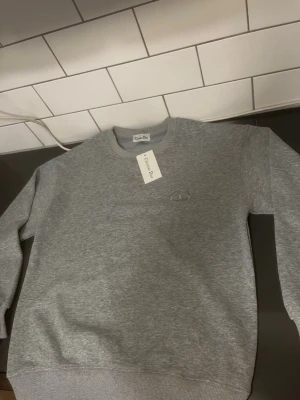 CD sweatshirt  - Snygg grå sweatshirt från CD . Tröjan har rund halsringning, ribbade muddar vid ärmslut och nederkant samt en klassisk, avslappnad passform. Perfekt till ett stilrent och casual uttryck.