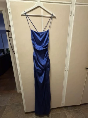 Balklänning 34 - Säljer denna fina balklänningen från bubbleroom i storlek 34, använd bara en gång till skolavslutning. Jag är ca 170cm lång och den är bra läng för mig💕