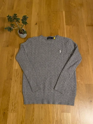 Polo Ralph Lauren stickad grå tröja  -  Ralph Lauren stickad tröja, i princip helt ny bara använd ett fåtal gånger Säljer den billigt, skriv om ni har några frågor 😊 Rök- & djurfritt hem 📦 Skickas snabbt och välpaketerat